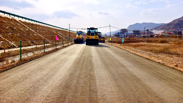 近日，交科公司二公司那勒寺鎮(zhèn)沿川經(jīng)濟帶產(chǎn)業(yè)道路建設(shè)工程水穩(wěn)基層試驗段攤鋪作業(yè)順利完成，標(biāo)志著該項目道路面層施工正式邁上“快車道”。據(jù)悉，該項目道路主線全長3.25km，支線長475m，本次水穩(wěn)基層試驗