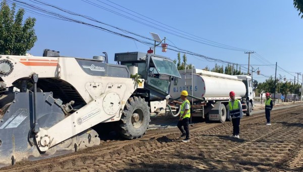 隨著大型冷再生機組緩緩駛過，一段平整嶄新的試驗段路面隨即成型。近日，由西部市政建設集團一公司承建的慶陽市正寧縣S501線五頃塬至三嘉公路項目全深式就地冷再生試驗段順利完成攤鋪作業。據悉，該項目攤鋪試驗