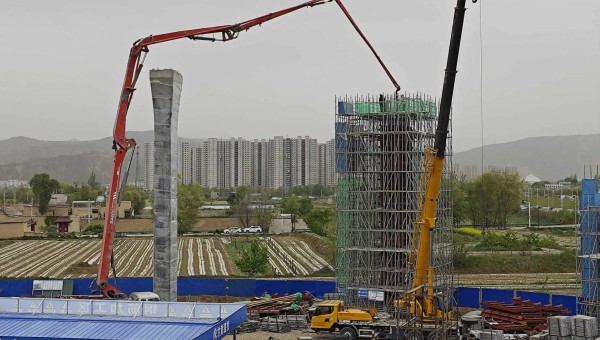 在西部市政建設集團四公司臨夏市環城北路橋梁及附屬工程（二期）項目現場，鋼筋加工區火花飛揚、安裝墩柱區一件件鋼筋骨架安全運達、泵車將一方方混凝土輸送至墩柱澆筑......現場一片繁忙景象。自四月復工以來
