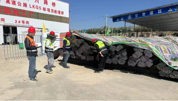 連日來，由西部市政建設集團承建的康樂縣北濱河路西段及連接線道路項目建設有序推進，路基處理、管道安裝、涵洞和橋梁等多個作業面同步施工，全體建設者用汗水澆筑市政道路建設基石，以實干精神推進項目履約取得新成